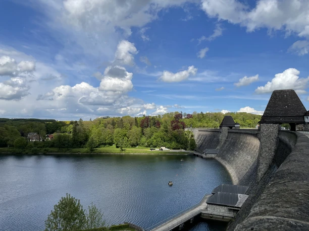 Staumauer Möhnesee mit Ausgleichsweiher
