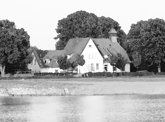 ole schaule gemalt.jpg Historische Gebäudekomplex im Grünen mit hohen Bäumen und einem kleinen Turm nahe eines Gewässers.