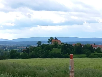 Sagenweg Röllshausen Blick auf Kapelle Schönberg