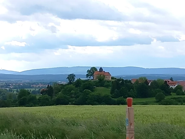 Sagenweg Röllshausen Blick auf Kapelle Schönberg