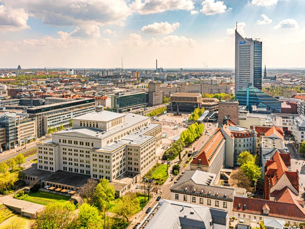 Augustusplatz mit Oper, Gewandhaus und City-Hochhaus | Leipzig Convention Bureau Blick auf den Augustusplatz mit Oper, Gewandhaus, City-Hochhaus - präsentiert vom Leipzig Convention Bureau