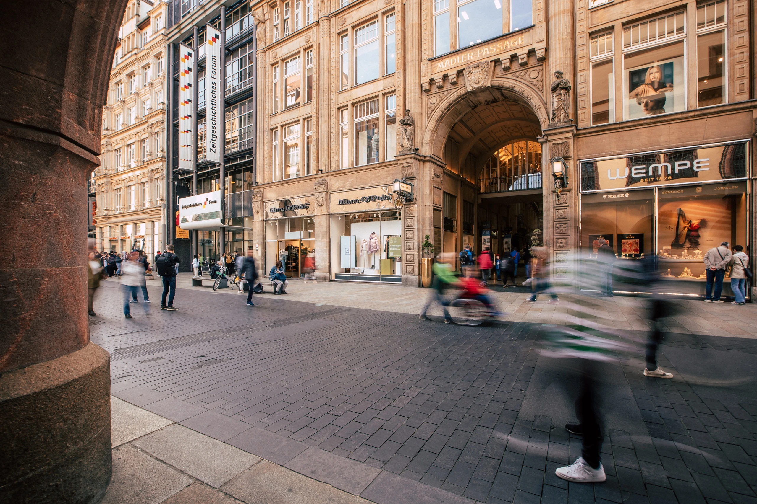 Ihre Tagung & Konferenz in Leipzig: Grimmaische Straße mit Blick auf die Mädler Passage und das Zeitgeschichtliches Forum