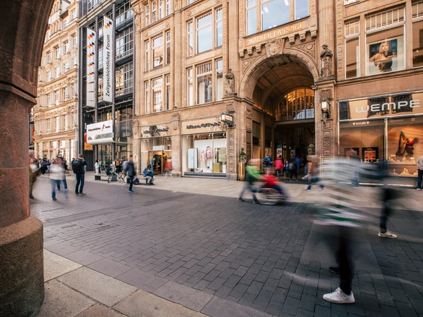 Ihre Tagung & Konferenz in Leipzig: Grimmaische Straße mit Blick auf die Mädler Passage und das Zeitgeschichtliches Forum Tagung & Konferenz Leipzig Convention: Grimmaische Straße mit Blick auf die Mädler Passage und das Zeitgeschichtliches Forum