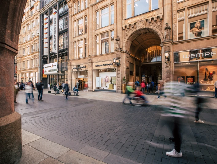 Your meeting & conference in Leipzig: Grimmaische Straße with a view to Mädler Passage and the Forum of Contemporary History Tagung & Konferenz Leipzig Convention: Grimmaische Straße mit Blick auf die Mädler Passage und das Zeitgeschichtliches ForumMeeting & conference Leipzig convention: Grimmaische Straße with a view to Mädler Passage and the Forum of Contemporary HistorySetkání a konference Lipský konvent: Grimmaische Straße s výhledem na Mädlerův průchod a Fórum soudobých dějinMeeting & Conference Leipzig Convention: Grimmaische Straße z widokiem na Pasaż Mädlera i Forum Historii WspółczesnejMeeting & Conferentie Leipzig: Grimmaische Straße met uitzicht op de Mädler Passage en het Forum für Hedendaagse GeschichteIncontro & Conferenza Convenzione di Lipsia: Grimmaische Straße con vista sul Passaggio di Mädler e sul Forum di Storia Contemporanea