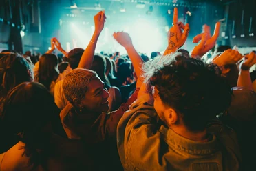 c/o pop in Köln Eine lebhafte Menschenmenge auf einem Konzert, die ausgelassen tanzt und feiert.