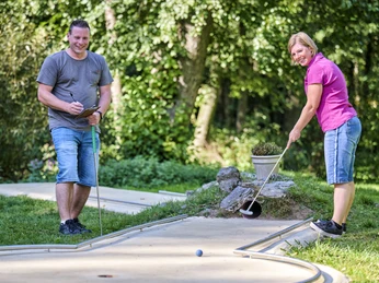 Zum Louis bietet auch eine Minigolfbahn