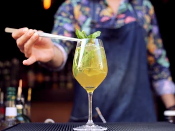 Italian Spritz 2.JPG Eine Frau bereitet einen Italian Spritz vorA women prepares an italian spritz