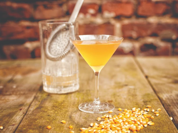 Cornrose.jpg Cornrose Cocktail in einem Martiniglas