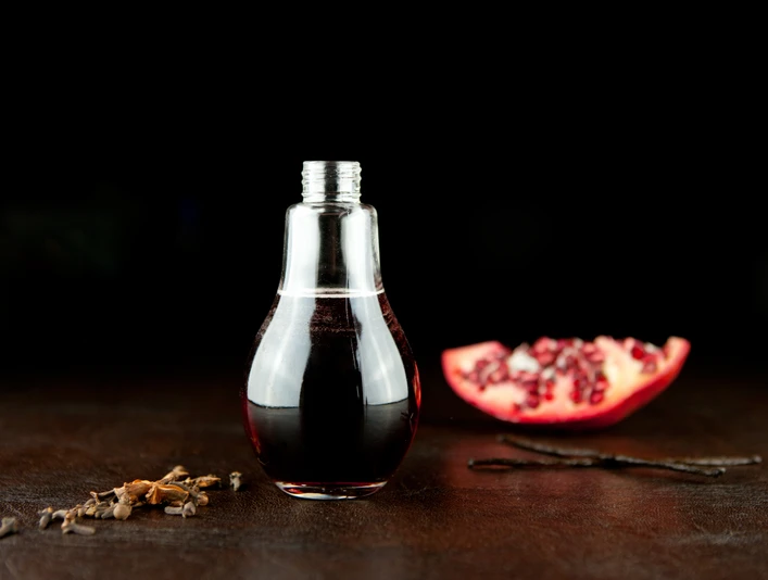 Red Bulb.jpg Roter Cocktail in einer FlascheRed bottled cocktail