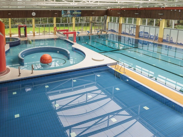 Friesentherme_62_klein.jpg Die Friesentherme mit drei unterschiedlichen Schwimmbecken mit klarblauem Wasser und einer modernen Ausstattung.