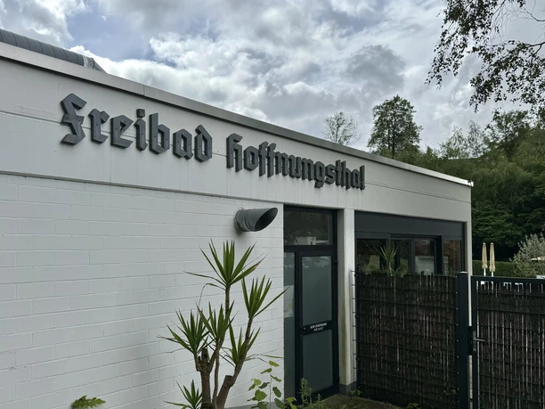 Freibad Hoffnungsthal Eingang zum "Freibad Hoffnungstal" mit moderner Architektur und umgebendem grünen Gartenflair.