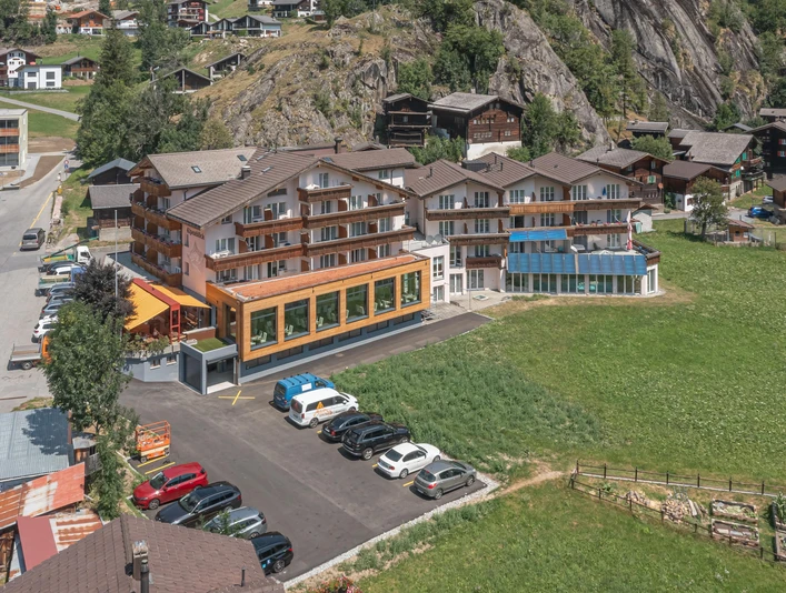 Aussenansicht mit Parkplatz