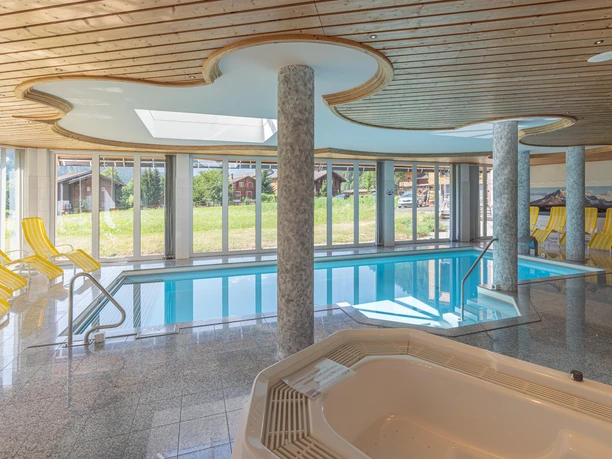 Hallenbad nach Sueden