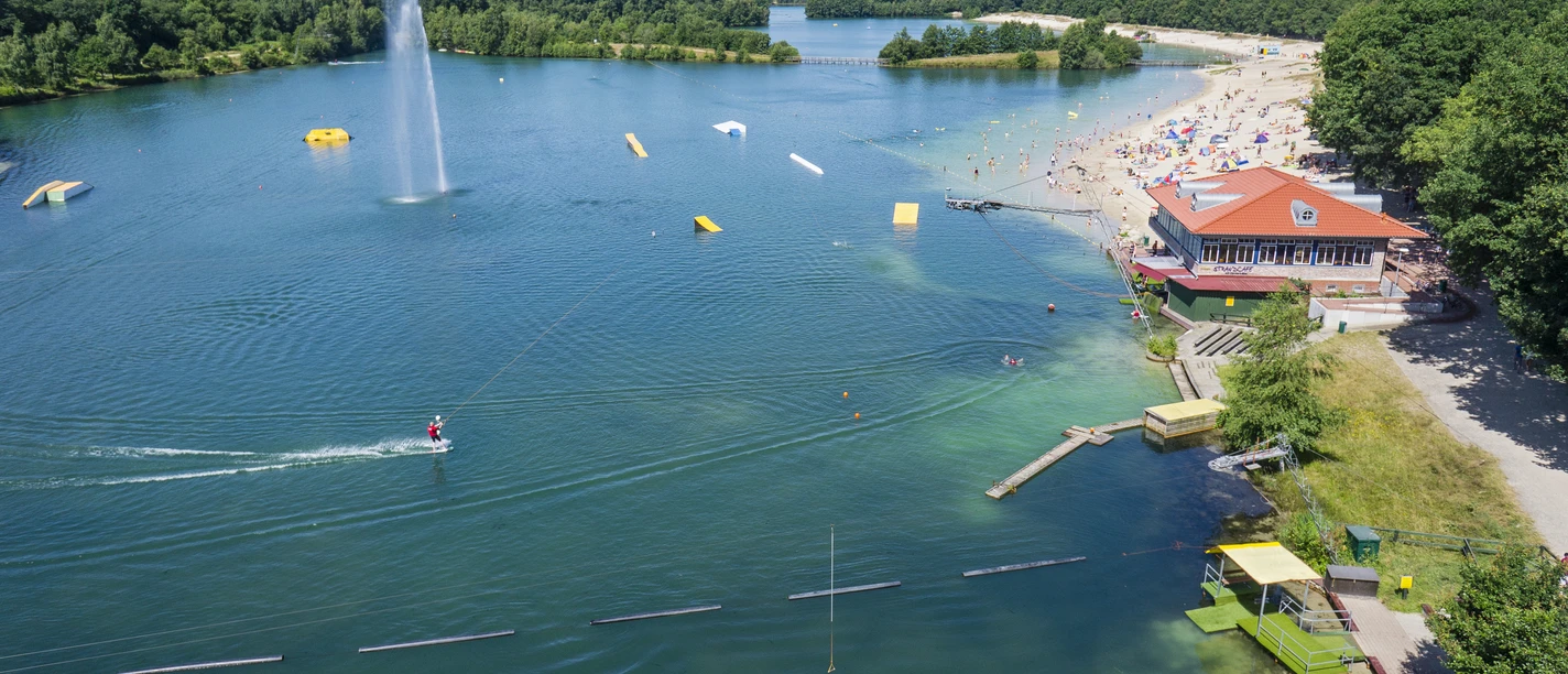 Stand Up Paddling auf dem Dankernsee Person auf dem Stand Up Paddle auf dem klaren Dankernsee bei Sonnenschein und Badebetrieb