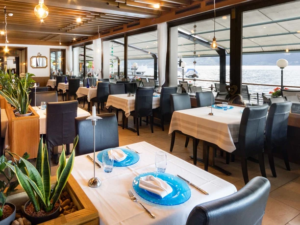 strandhotel-seeblick-faulensee-tische-sicht-thunersee.jpg