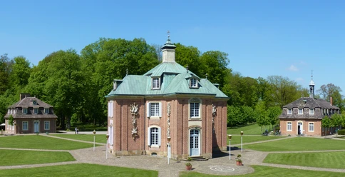 termin_allgemein Zentraler Pavillon von Schloss Clemenswerth im Emsland, umgeben von symmetrischen Gartenanlagen.