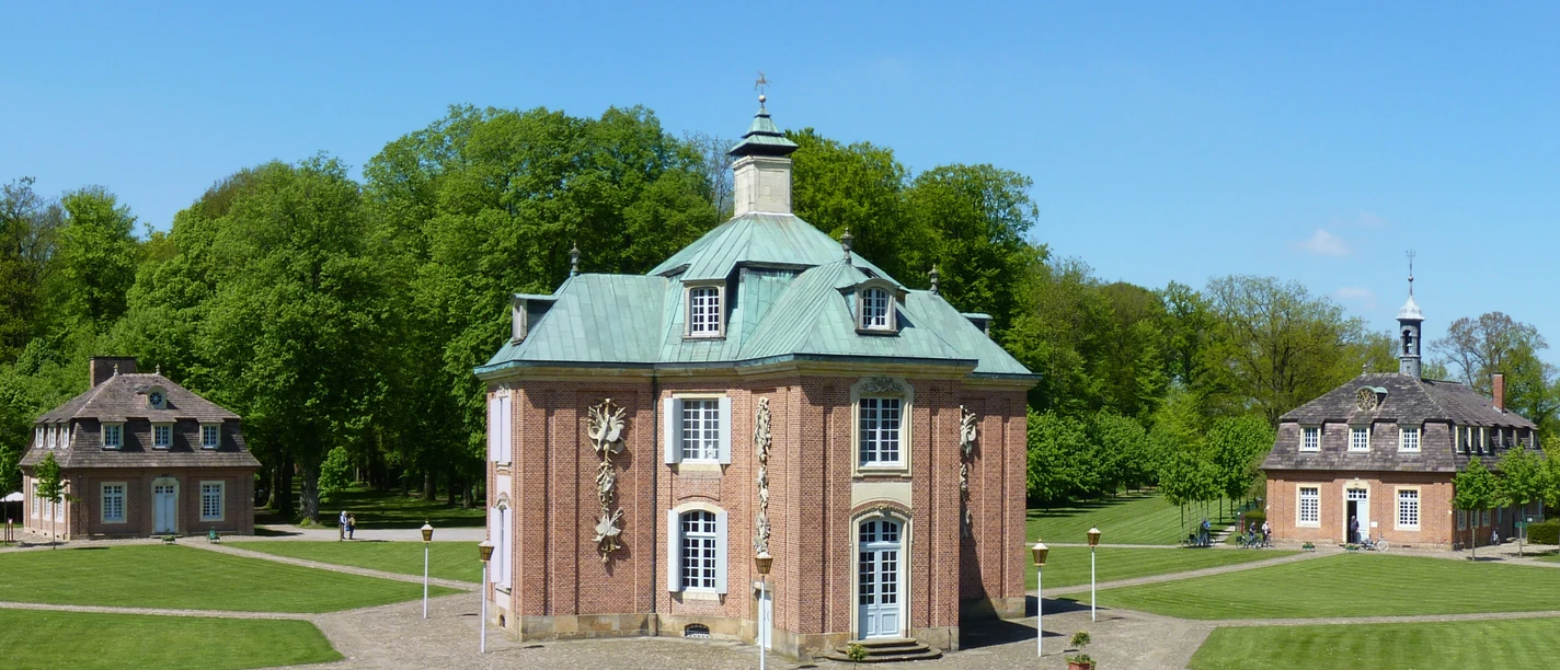 termin_allgemein Zentraler Pavillon von Schloss Clemenswerth im Emsland, umgeben von symmetrischen Gartenanlagen.