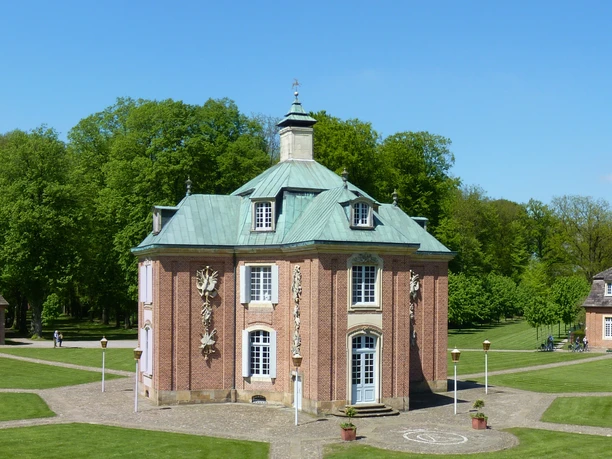 termin_allgemein Zentraler Pavillon von Schloss Clemenswerth im Emsland, umgeben von symmetrischen Gartenanlagen.