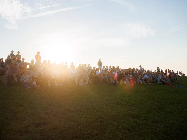 Hooksieler-Pferderennbahn-Zuschauer_Eric Janßen.jpg