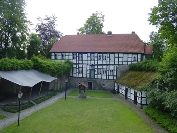 Burginnenhof mit Museum.JPG