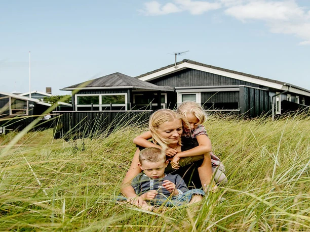 Feline-Holidays-Kvinde-og-børn-foran-feriebolig