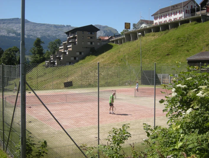 Tennisplatz 1.jpg Tennisplatz in Sörenberg Tennis court in SörenbergCourt de tennis à Sörenberg