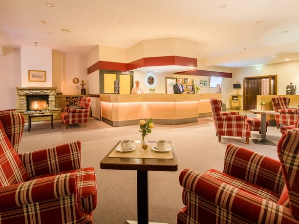 Lobby mit Rezeption und Sitzbereich