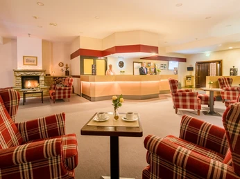 Lobby mit Rezeption und Sitzbereich Lobby mit Rezeption und Sitzbereich