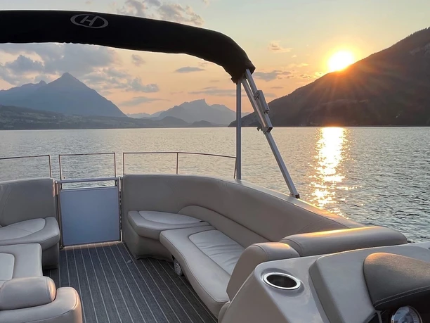 boat-tours-interlaken-thunersee-sonenuntergang-niesen.jpg