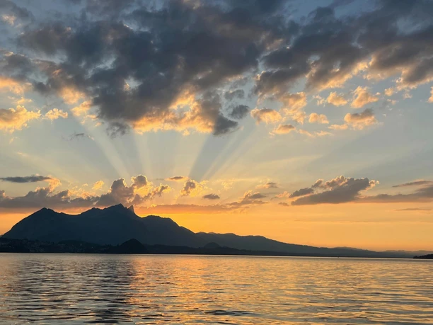 boat-tours-interlaken-thunersee-sonnenuntergang-wolken.jpg