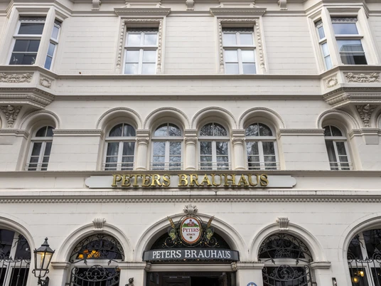 Peters Brauhaus Peters Brauhaus mit seinen historischen weißen Fassaden und goldener Beschriftung in Köln.Peters Brauhaus with its historic white facades and golden lettering in Cologne.
