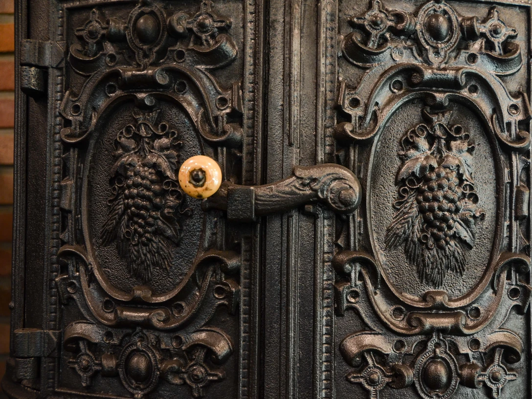 Detail eines Ofens aus der Holter Hütte in Schloß Holte-Stukenbrock