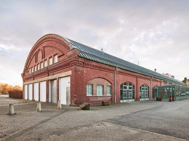 Rohrmeisterei, Schwerte Altes Backsteingebäude mit großen Toren in Schwerte, im sanften Licht des späten Nachmittags.