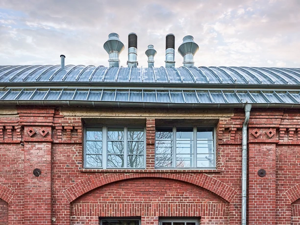 Rohrmeisterei, Schwerte Backsteinfassade der Rohrmeisterei Schwerte mit großen Fenstern und beeindruckenden Lüftungstürmen.