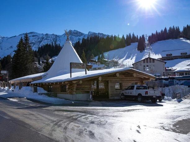 Tschudi Hui Sörenberg - Un tipi intégré dans la maison en rondins