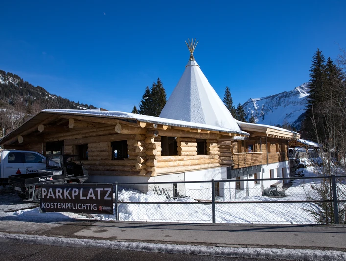 Tschudi Hui Sörenberg - Ein Tippi ins Blockhaus integriert