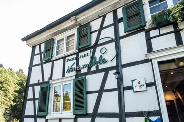Biergarten Neuemühle Restaurant mit Fachwerkfassade, grünen Fensterläden und altem Gasthaus-Charme.