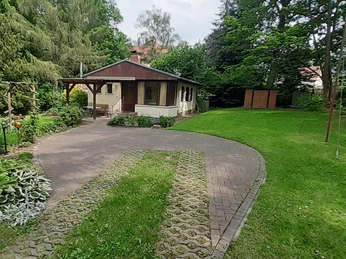 Garten mit Autostellplatz