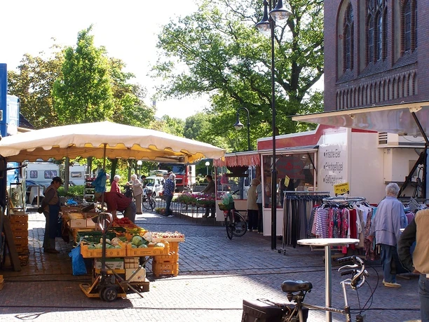 Wochenmarkt_in_Marne.jpg