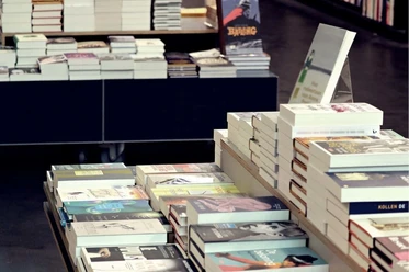 dreimann Buchhandlung - Symbolfoto Büchertische