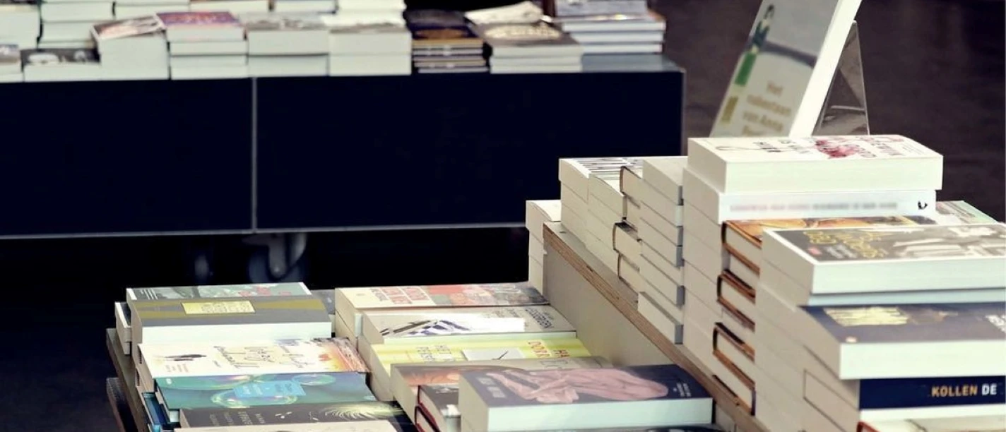 dreimann Buchhandlung - Symbolfoto Büchertische