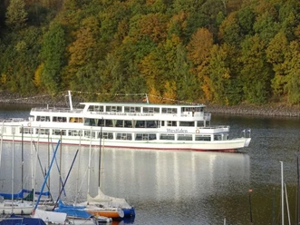 Personenschifffahrt Biggesee - Vorbeifahrt EMS Westfalen am Segelyachthafen Sonderner Kopf