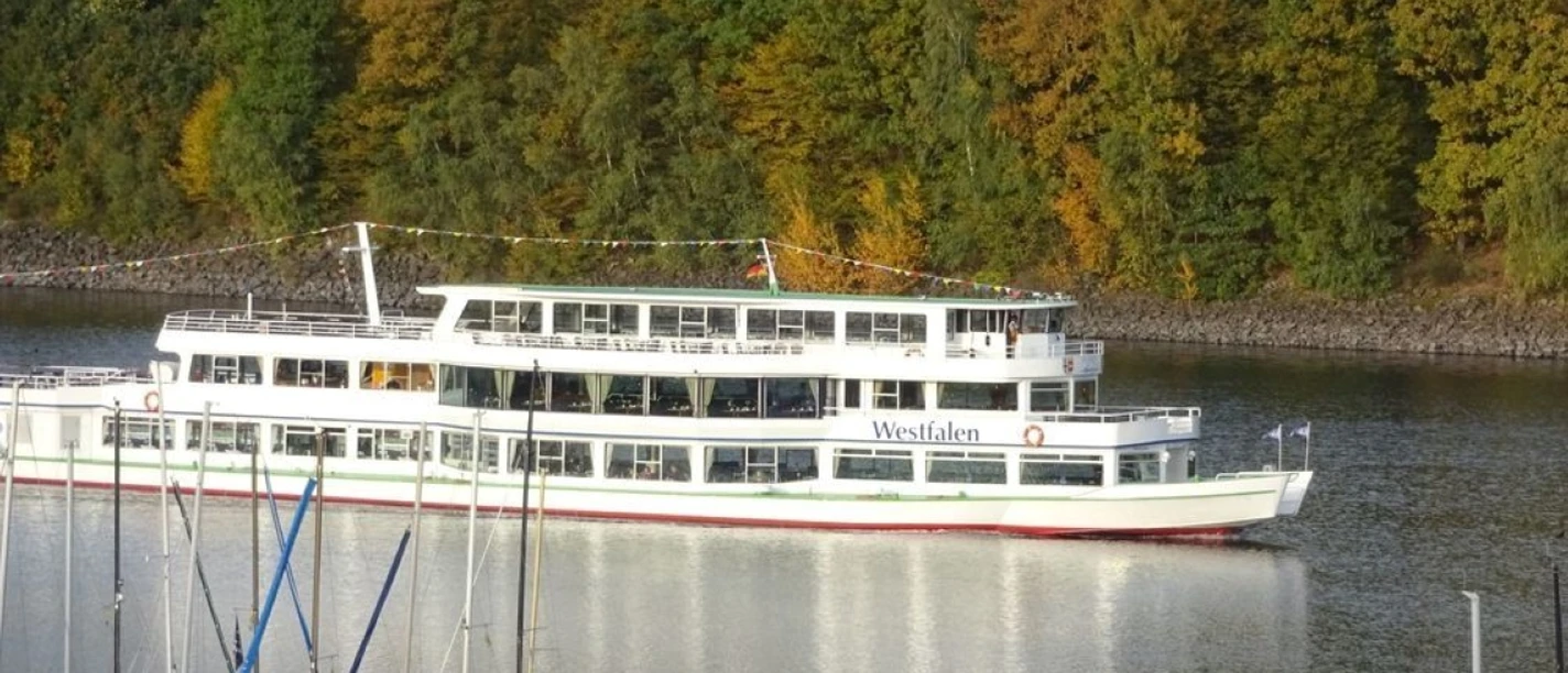 Personenschifffahrt Biggesee - Vorbeifahrt EMS Westfalen am Segelyachthafen Sonderner Kopf