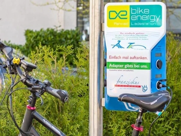 E-Bike-Ladestation an der Franziskus-Apotheke in Olpe