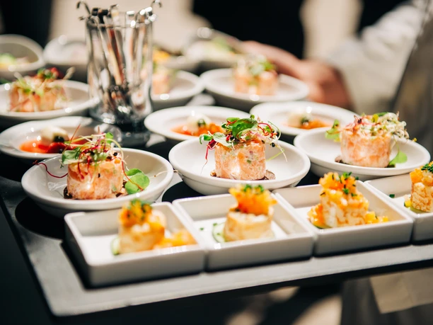 Salmon tatrare in small plates, catering event, banquet food Salmon Tatar auf kleinen Tellern, catering event