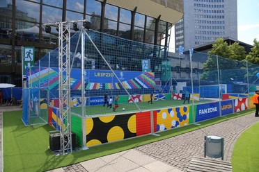 Boisko piłkarskie w Strefie Kibica UEFA EURO Boisko do piłki nożnej to małe boisko do piłki nożnej w Strefie Kibica UEFA EURO przed Gewandhaus w Lipsku