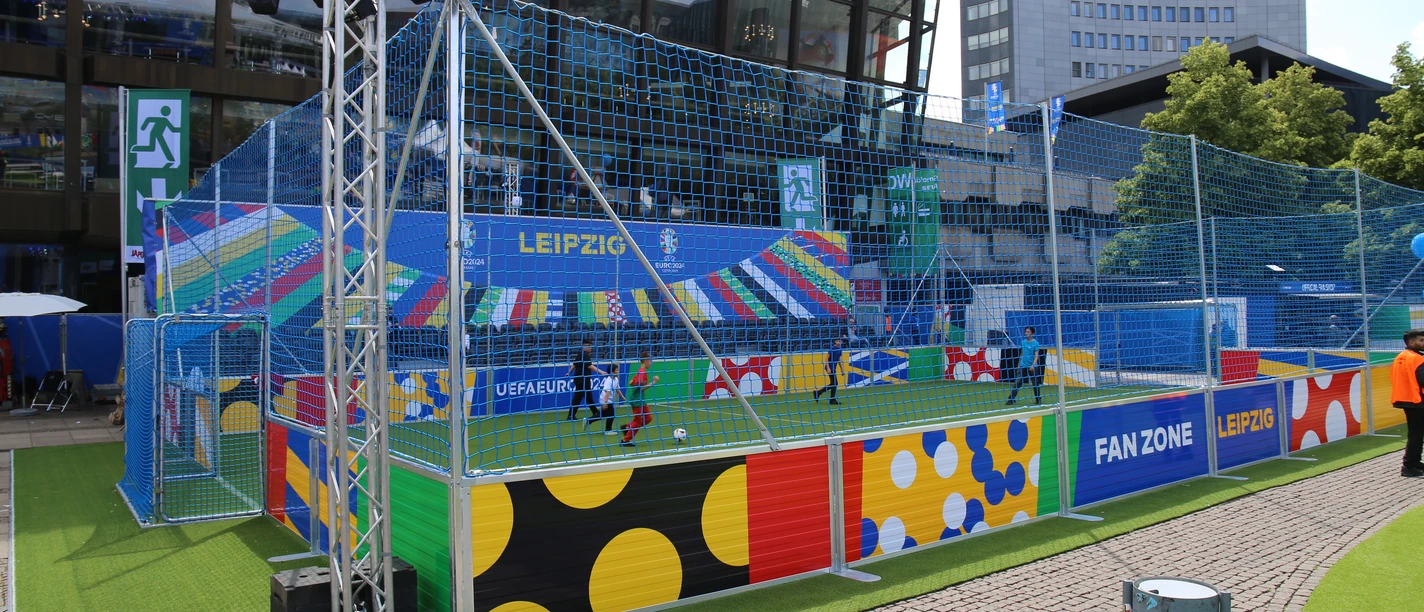 Boisko piłkarskie w Strefie Kibica UEFA EURO Boisko do piłki nożnej to małe boisko do piłki nożnej w Strefie Kibica UEFA EURO przed Gewandhaus w Lipsku