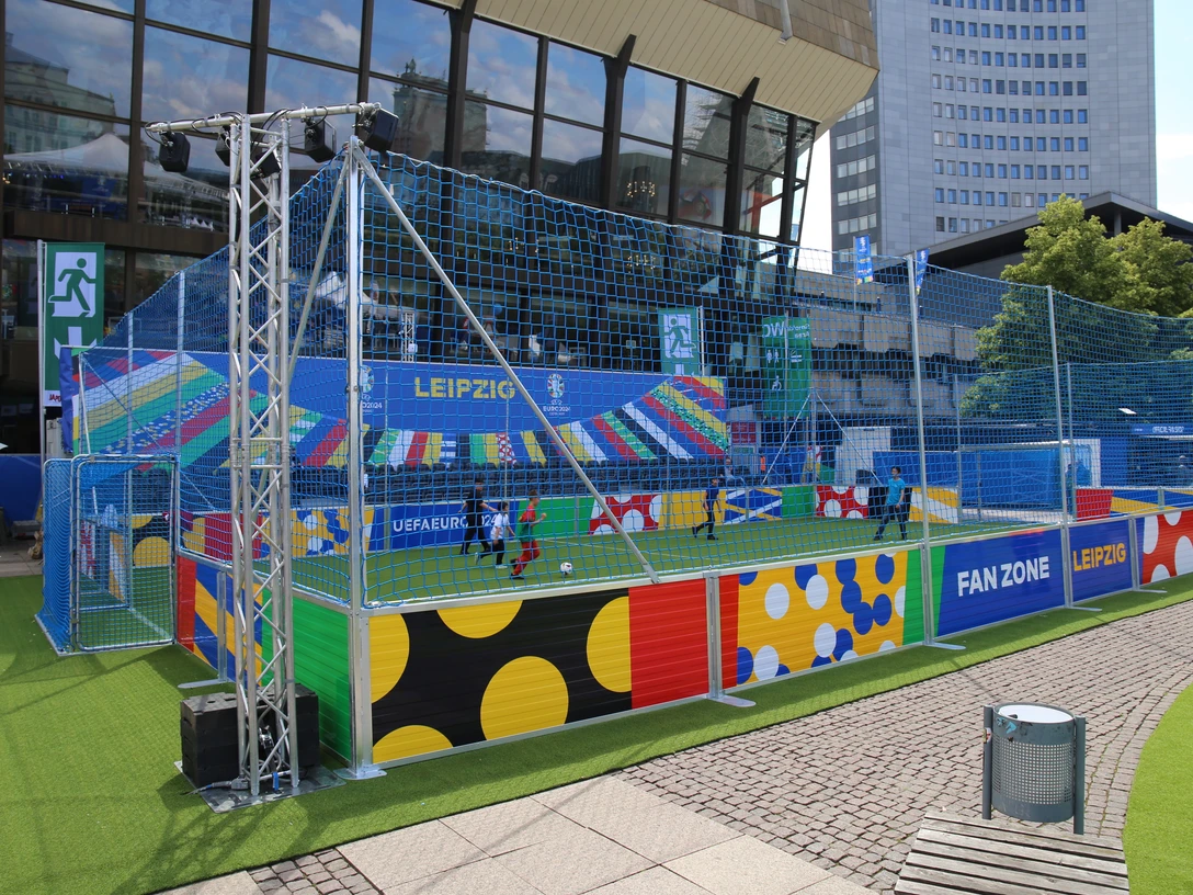 Football Pitch in der UEFA EURO Fan Zone Der Football Pitch ist ein kleines Fußballfeld in der UEFA EURO Fan Zone vor dem Gewandhaus zu Leipzig
