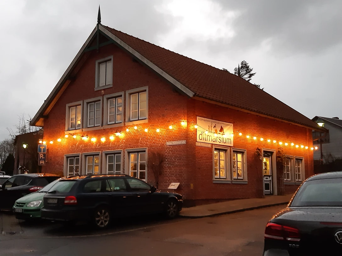 Ditmarsium mit Weihnachtsbeleuchtung