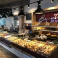 brante 1.jpg Bäckerei mit freundlichem Personal und großer Auswahl an frischen Backwaren hinter einer Glasvitrine.